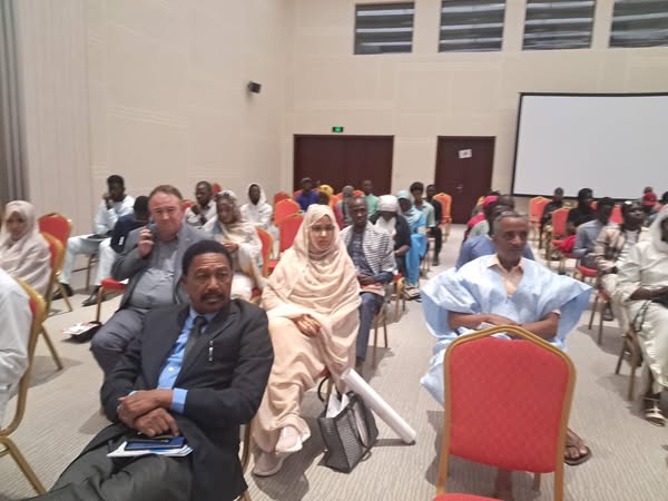 La 15e édition des Rencontres Littéraires de Nouakchott, orchestrée par l'association Traversées Mauritanides sous la houlette de Bios Diallo, a débuté le 2 décembre à l'Académie diplomatique.
La cérémonie a été marquée par un moment exceptionnel : le ministre de la Culture a fait l'honneur de sa présence lors de l'inauguration, une initiative jamais vue depuis la naissance de cet événement en 2010. Cet acte symbolique reflète l'essor significatif de ces rendez-vous littéraires au sein du panorama culturel mauritanien. Le ministre s'est montré enthousiaste à l'idée, assurant que son département sera désormais le fervent allié de ces activités littéraires.